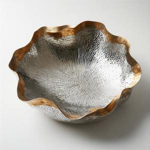 Juego de tazones de latón Chateau Line, la opulencia imperial, tazón de servir artesanal chapado en oro real con adornos del escudo real. - Product Image 6