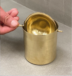 Cenicero de latón martillado a mano auténtico para cafetería rústica y decoración del hogar y también puede girar - Product Image 1