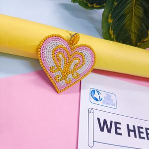 Boucles d'oreilles en perles faites à la main, paire avec un design en forme de cœur, conçues par des femmes artisans dans des couleurs vibrantes, parfaites pour offrir en cadeau et à porter au quotidien - Product Image 3