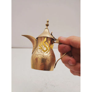 Grabado Acabado Mesa decorativa Café y té Dallah Pot Material de latón macizo Té de lujo Dallah Servir Pot para venta al por mayor - Product Image 3