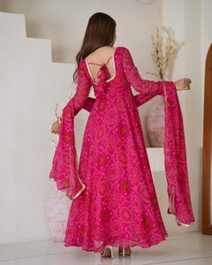All Over Bandhni Travail Broderie à la Main Style Gujarati Look Élégant Long Chiffon Kurti Avec Ensemble Dupatta Assorti Vente en Gros - Product Image 3