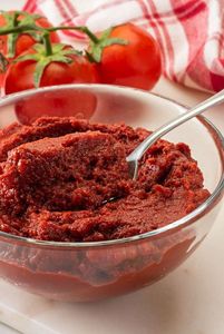 Großhandel 28-30% doppelt konzentrierte Tomaten paste in Dosen/Ketchup-Beutel in Groß verpackung Halal-zertifiziert 2200g Gewicht - Product Image 3