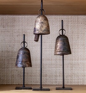 Cloches de vache en fer vintage à consonance forte pour suivre les vaches et les chèvres avec une finition artisanale pour un charme rustique à la maison - Product Image 2