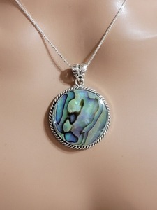 Collier ras du cou en nacre de luxe élégant fait à la main avec longueur réglable pour les bijoux de mode des femmes à un prix abordable - Product Image 3