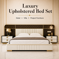 Ensemble de lit de luxe moderne en cuir italien rembourré avec tables de chevet de rangement et finitions dorées pour projets hôteliers et de villas