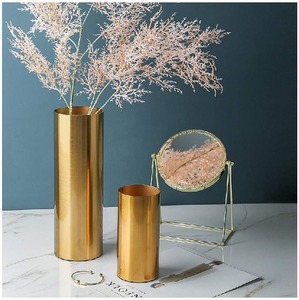 Jarrón de flores simple con acabado dorado en un diseño elegante, perfecto para el centro de mesa de decoración del hogar y una elegante exhibición de arreglos florales - Product Image 3