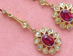 Boucles d'oreilles pendantes vintage en argent 925 plaqué or Tishya Diamond, serties de saphir rose créé en laboratoire et de moissanite - Product Image 4