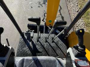 ENVÍO GRATUITO Miniexcavadora Hidráulica AGT MY50R de 27 HP con Cuchilla de Retroexcavación de 51 Pulgadas y Cucharón de Excavación de 16 Pulgadas con Dientes, Control Piloto, Aprobada por la EPA y la CE - Product Image 3