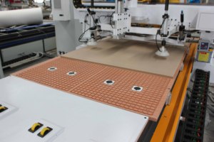 Macchina CNC Multifunzionale 1330 <span class=keywords><strong>per</strong></span> Mobili con Cambio Utensili Lineare, Gruppo Foratrice a Fila, Sega Lamello, Sistema di Etichettatura Automatica. - Product Image 3