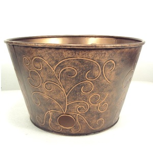 Bol à tuyau d'arrosage en métal décoratif avec motif en relief et finition or antique pour l'arrosage des plantes à la maison et au jardin - Product Image 1