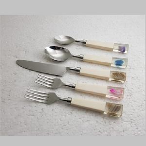 Ensemble de couverts faits à la main, incrustation d'agate, manche en résine, ensemble de couverts en acier inoxydable fait à la main, moderne, cinq pièces, ensemble cuillère-fourchette - Product Image 2