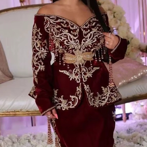 BORDADO A MANO EN CHAQUETA MAROON OSCURO Y VESTIDO DE KARAKOU CON Cuentas de cristal adornadas, piedra, Trabajo Dabka PARA Boda = 2024 - Product Image 1