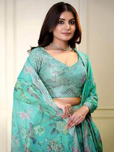 Lehenga en organza de polyester bleu, imprimés floraux numériques, broderie de sequins et de zari, avec blouse et dupatta assortis pour les fêtes de Bollywood - Product Image 3