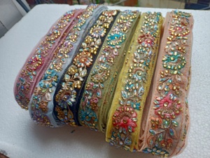 Cintas y cordones bordados a máquina hechos a medida en varios diseños y colores para vestidos de novia - Product Image 2