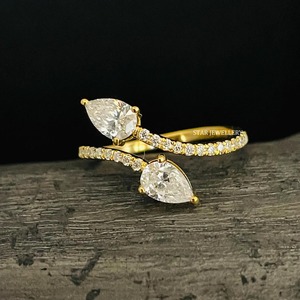 Bague de fête chrétienne pour femme en or massif 14 carats avec deux diamants de laboratoire en forme de poire - Product Image 4