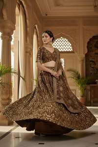 Lehenga ปักอย่างประณีตนี้มีเสน่ห์และความสง่างามเหนือกาลเวลาที่สมบูรณ์แบบสำหรับการสร้างความโดดเด่น - Product Image 4