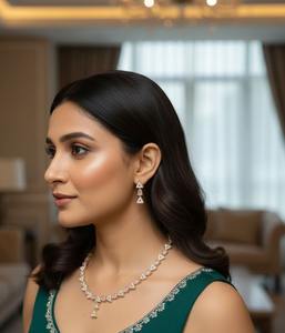 Conjunto de Collar y Aretes de Lujo con Brillantes Triangulares Aurora Grace de Buena Calidad para Eventos Formales y Fiestas a Precio de Exportación - Product Image 1