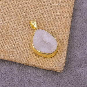 Géode blanche Druzy pierre précieuse naturelle pendentif bijoux pince ensemble plaqué or déclaration pendentif boucle unique à la mode minuscule bijoux - Product Image 4