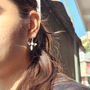 Pendiente de plata con piedra lunar de mariposa, pendiente de plata ligero, pendiente de plata asequible - Product Image 2