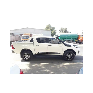 Camión Toyota Hilux con cabina espaciosa y características premium para trabajo y ocio - Product Image 3