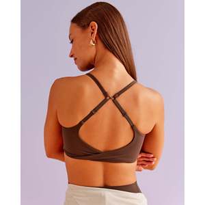 Soutien-gorge de sport Twist - Imprimé chocolat chaud, haut court rembourré réglable pour le yoga et les activités sportives, disponible en grandes tailles - Product Image 2