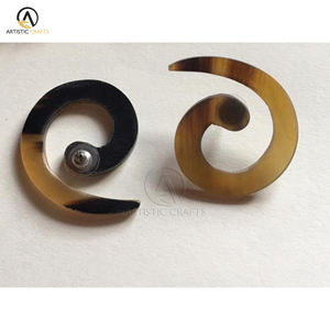 Boucles d'oreilles en métal à la mode pour femmes bijoux de créateur irréguliers de taille personnalisée avec des boîtes en bois élégantes - Product Image 4