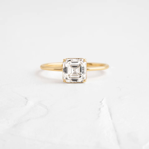 Bague de fiançailles en or massif tendance avec moissanite taille Asscher, style brindille, 4 griffes, certifiée GRA, pour mariage et mariée - Product Image 1