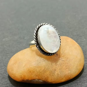 Anillo de cabujón ovalado de piedra lunar arcoíris, joyería de piedras preciosas curativas chapadas en oro o plata esterlina, diseño único y personalizado - Product Image 1