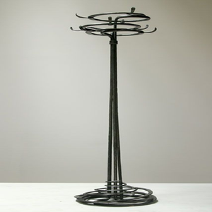 Un porte-manteau en métal blanc avec une grande silhouette A-frame. Il comprend une étagère inférieure et un panier en fil métallique pour parapluies - Product Image 6