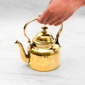 Tetera de Latón de Diseño para Hogares Modernos con Curvas Suaves, Forma Elegante y Calidad de Construcción Premium - Product Image 1