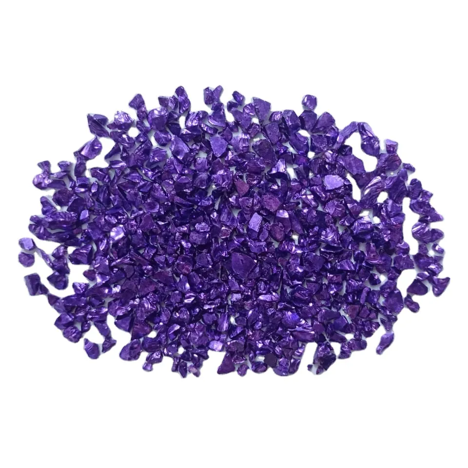 Déchets de verre recyclés écrasés et enduits de couleur violette meilleurs copeaux de verre pour mur et copeaux de verre et perles