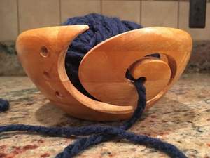 Couleur marron poussiéreux finition lisse porte-fil en bois durable forme de bol rond accessoire de tricot en bois au design unique fabriqué à la main - Product Image 6