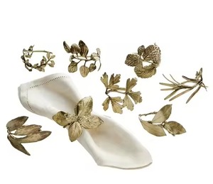 Exquisitos servilleteros en forma de hoja en acabado dorado brillante, Ideal para amantes de la naturaleza, mesas de boda y decoración de cena de vacaciones - Product Image 1