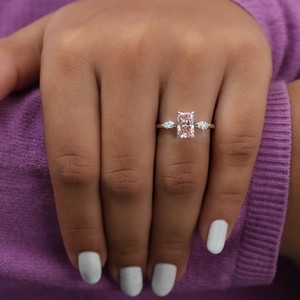 Trilogy Pink Radiant Diamond Anillo de compromiso Calidad 10K Oro sólido Cute Vintage Side Stones Más vendidos Joyería fina Bodas - Product Image 2