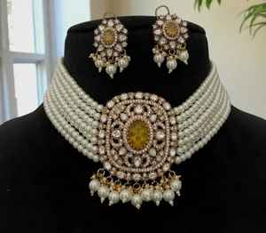 Ensemble de boucles d'oreilles élégantes en laiton plaqué or mat Polki Kundan bijoux à la mode pour les célébrations de mariage et d'anniversaire - Product Image 1