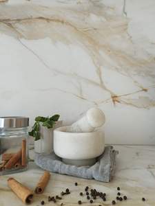 Mortero y Maja de mármol tradicional con base pesada ideal para triturar semillas y raíces de especias enteras en auténtica cocina india - Product Image 6