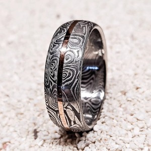 Bague en acier inoxydable Damas forgée à la main avec incrustation d'or rose Cadeau de fiançailles et de mariage parfait Source manuelle - Product Image 5