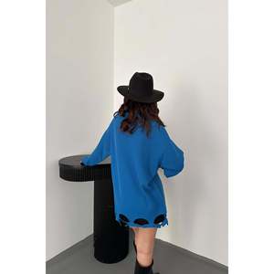 Blusa Azul con Corte Láser - Azul - Product Image 4