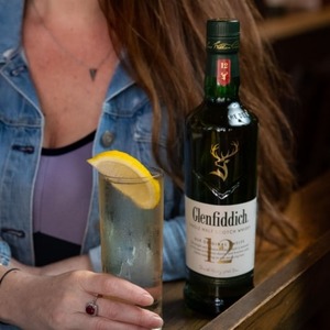 <span class=keywords><strong>Glenfiddich</strong></span> mạch nha đơn <span class=keywords><strong>Scotch</strong></span> chai mười hai năm tuổi speyside Whisky thế giới được trao Giải nhất lê tươi hương vị gỗ sồi tinh tế - Product Image 1