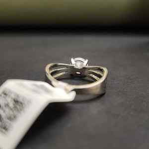 Élégantes bagues de fiançailles en moissanite de laboratoire, taille ronde brillante, à tige fendue, en acier inoxydable, certifiées IGI, pour cadeau de Saint-Valentin - Product Image 3