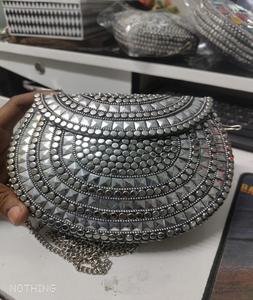 Sac à main d'embrayage en métal argenté Sac à main de style royal avec un design attrayant pour les personnes intelligentes FS International Smart Choice - Product Image 2