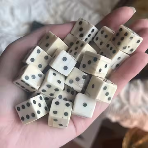 ลูกเต๋ากระดูกสไตล์วินเทจเพื่อการเล่นเกมที่ไร้กาลเวลาจากงานฝีมือเสี้ยว - Product Image 5