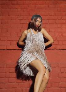 Vestido de fiesta con flecos plateados, minivestido de tirantes con diseño en la espalda, escote Corazón de satén, silueta acampanada, elegancia completa - Product Image 2