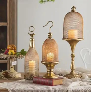 Ensemble de deux supports de cage à oiseaux en forme de dôme dorés avec des détails en maille complexes. Disponible aux prix de gros. - Product Image 2