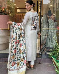 Ensemble Kurti exclusif pour femmes avec embellissements de séquence élégants Célébrez votre culture dans le style disponible à un prix abordable - Product Image 1