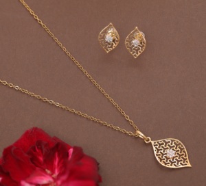 Colgante minimalista de oro de 14 quilates en estilo geométrico elegante Tendencias modernas y atractivo minorista de moda contemporánea al por mayor - Product Image 1