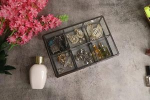 Boîte en verre conique de stockage de bijoux à 6 compartiments magnifiquement fabriquée à la main en verre et métal de haute qualité pour la décoration intérieure - Product Image 5