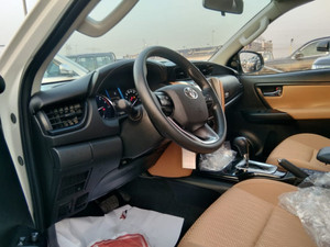 ฟอร์จูนเนอร์ ปี 2020 รถกระบะ SUV เกียร์อัตโนมัติ/ขับเคลื่อนสี่ล้อ ล้อแม็ก R20 เครื่องยนต์ดีเซล พวงมาลัยซ้าย ภายในสีอ่อน เบาะหนัง ระบบควบคุมความเร็วอัตโนมัติแบบแปรผัน (ACC) แร็คหลังคาโลหะ - Product Image 4