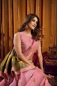 Sari en soie Kota Doriya de créateur très demandé avec chemisier en soie artificielle pour occasions spéciales, disponible à la vente - Product Image 3