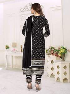 Excellente qualité Beautiful Occasional Wear Rayon Kurti Pant & Dupatta avec broderie lourde Exportateur et fournisseur indiens - Product Image 3